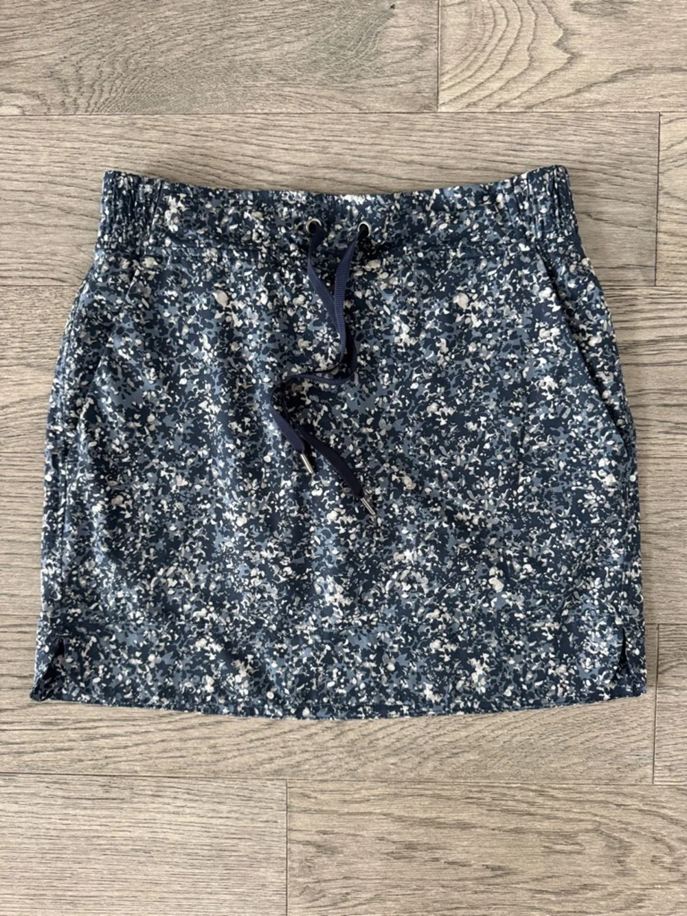 🌼ATHLETA🌼 Midtown Skort in Navy and White Floral, Size 0